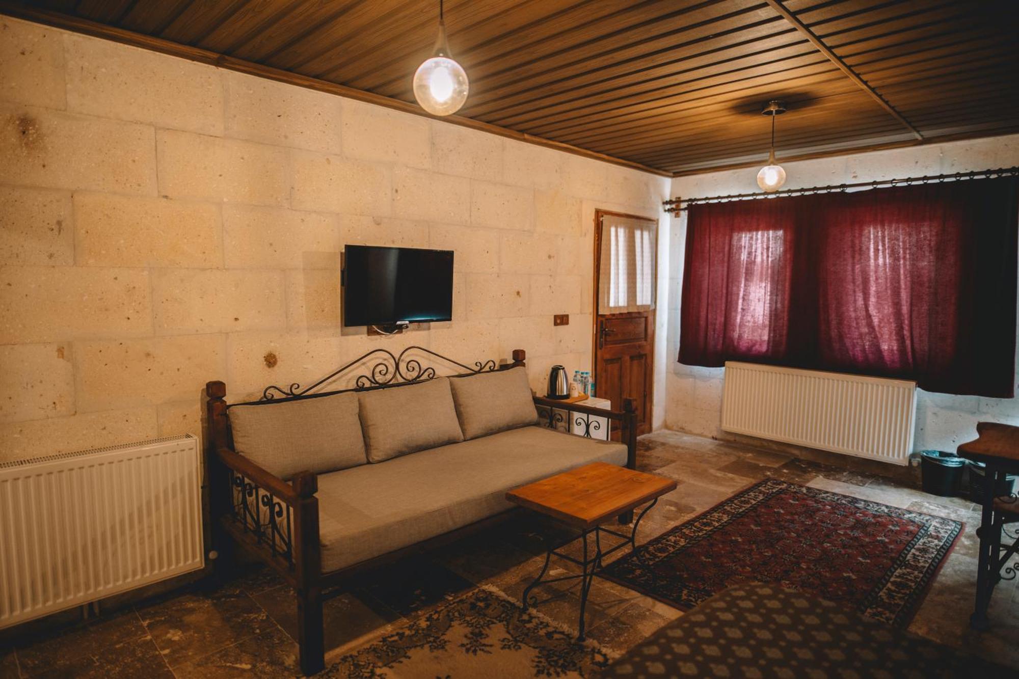 Cavusin Cave House-Cappadocia Bed & Breakfast เกอเรเม ภายนอก รูปภาพ