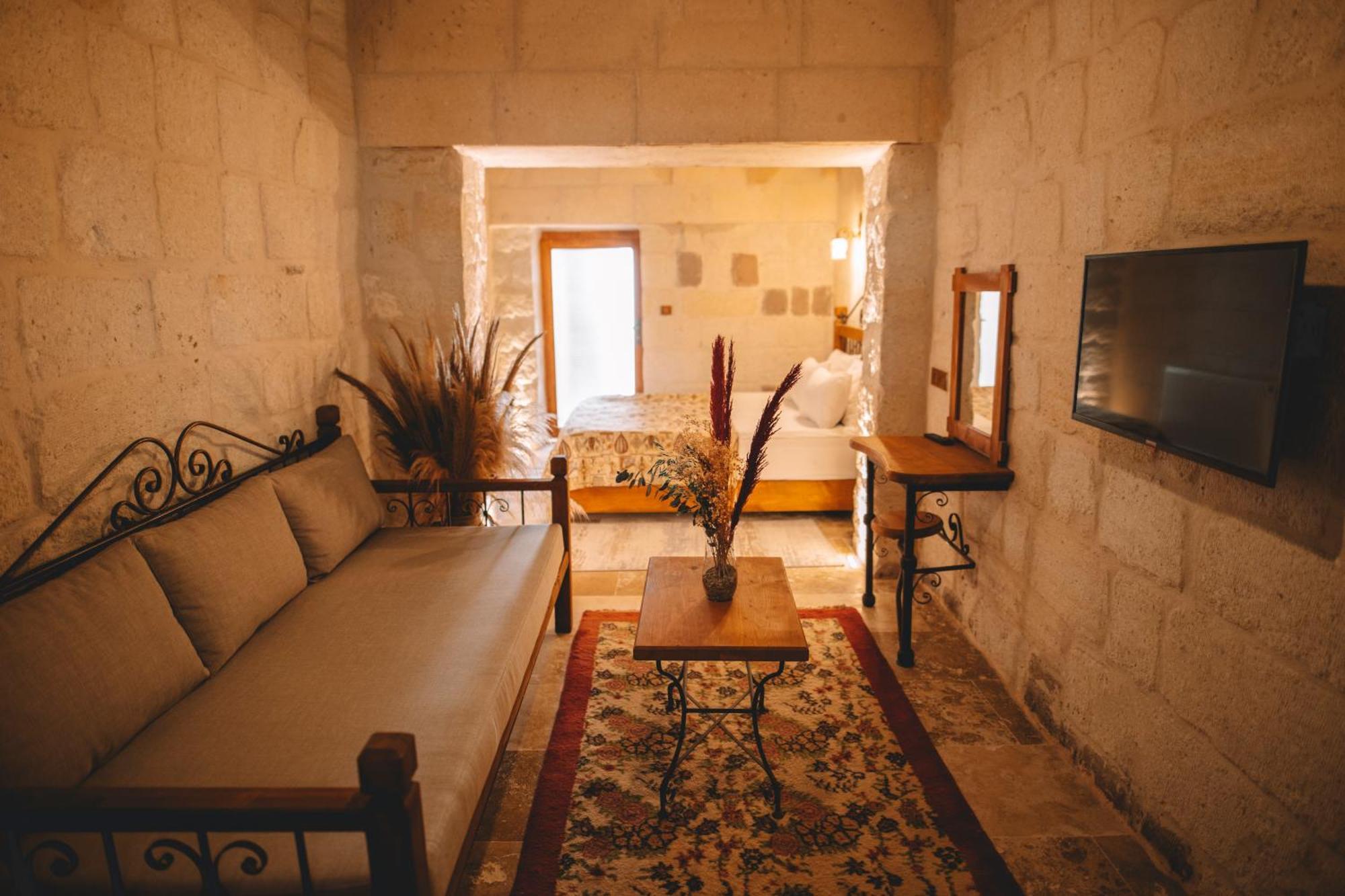 Cavusin Cave House-Cappadocia Bed & Breakfast เกอเรเม ภายนอก รูปภาพ
